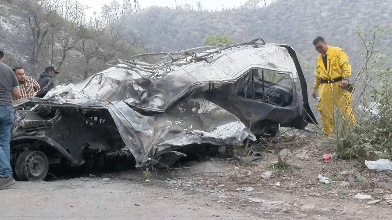 El accidente ocurrió cuando
<b> un vehículo en el que viajaban 16 personas cayó por un barranco en la carretera hacia la Cola de Caballo, en Nuevo León</b>, México. Esta camioneta tipo van se incendió luego de caer. Entre las víctimas también se encontraba Josué Martínez, esposo de Erika y padrastro de los niños Eduardo y Emiliano.
<a href="https://www.univision.com/local/san-antonio-kwex/camioneta-ninos-nuevo-leon-cola-de-caballo-fotos" target="_blank">Solo cuatro personas lograron sobrevivir al siniestro, entre ellas Erika</a>, quien sufrió graves quemaduras.