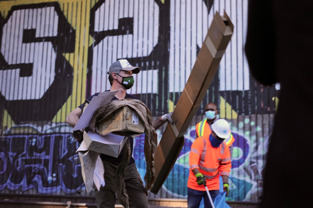 El gobernador de California evaluó de primera mano la magnitud de los saqueos al tren y se unió a las cuadrillas de Caltrans que ahora también apoyarán las campañas de limpieza de compañía ferroviaria.