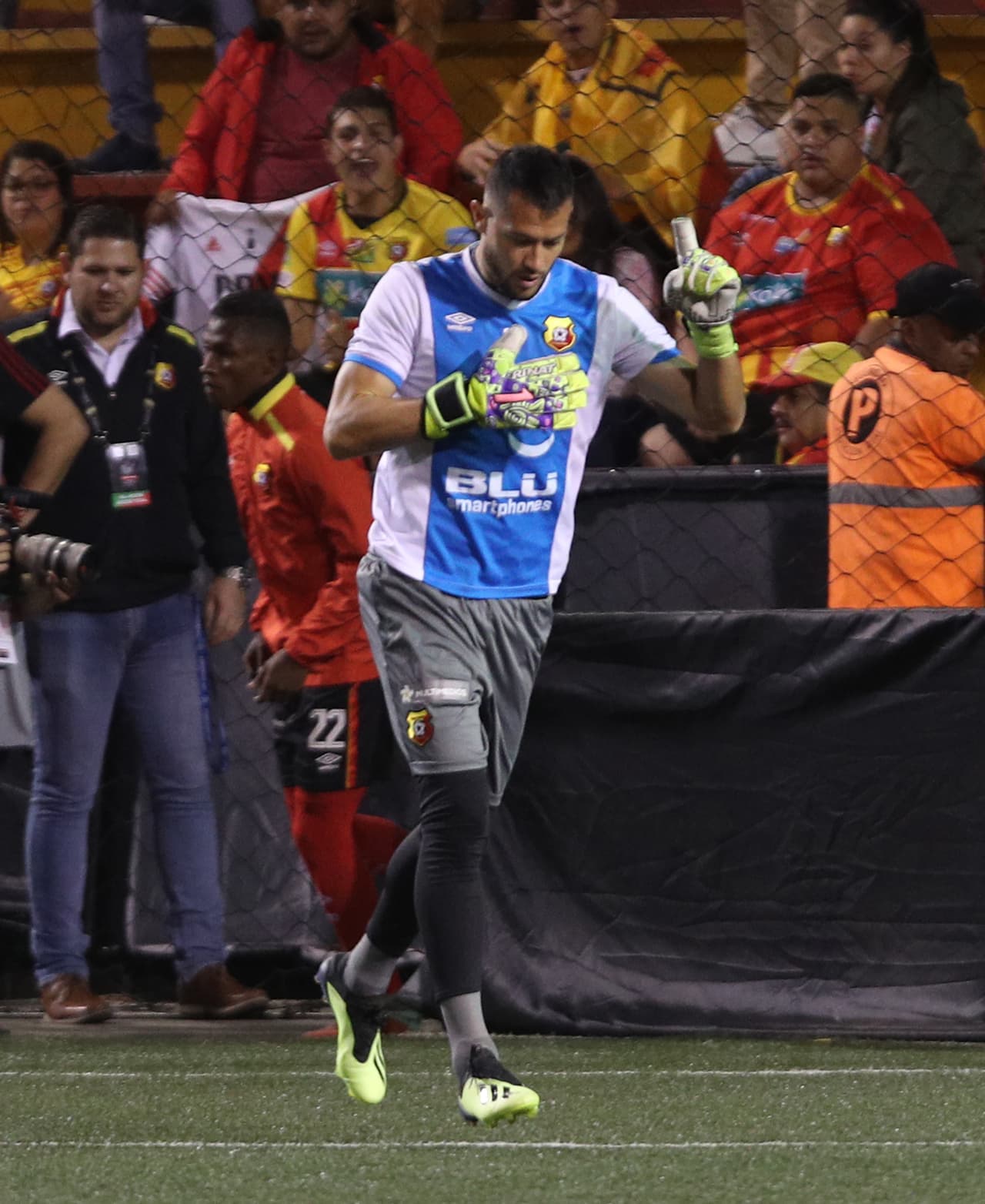 Pero también la afición del equipo costarricense se encargó de poner su granito de arena y abarrotaron el recinto para apoyar a su equipo, El Team, como le llaman.