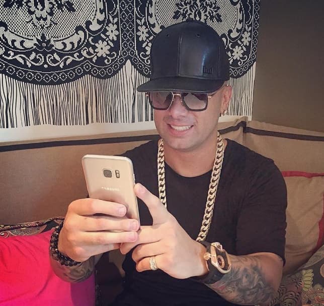 Antes de la fiesta de Premios Juventud, Wisin no ha parado de tomarse selfies.