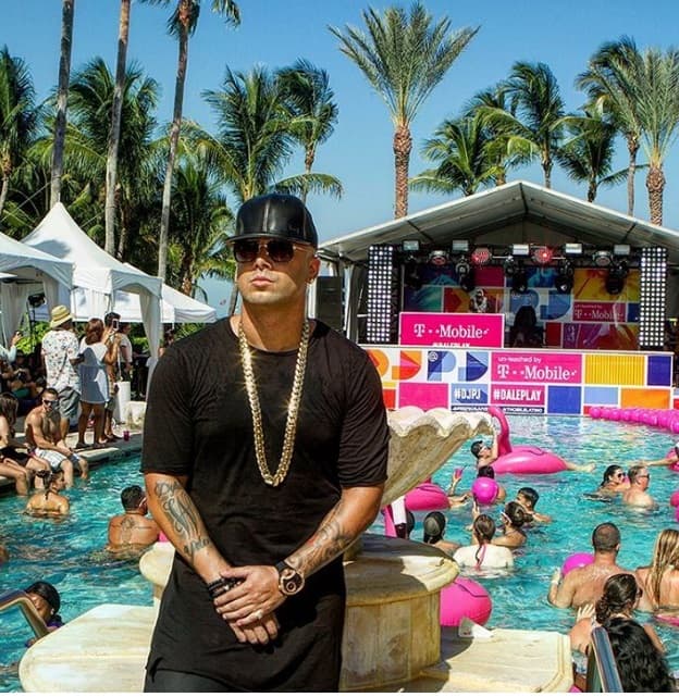 El reggaetonero aprovechó para ir a la fiesta de DJ@PJ y fue el mentor de la misma.