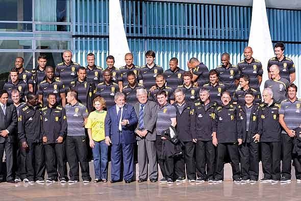Aquí con su presidente Luiz Inácio Lula da Silva, la valiosa y destacada selección de Brasil, valuada en $272 millones.