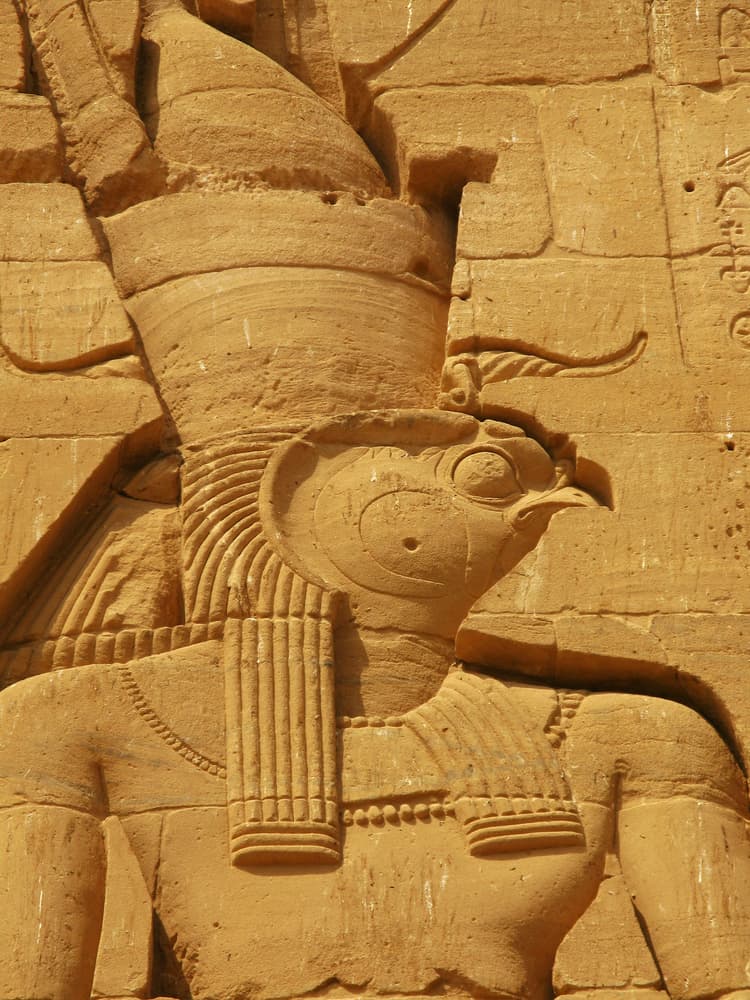 <b>Hator (16 de noviembre a 15 de diciembre)</b>
<br>Diosa del amor, la alegría, la música y la danza. Los nacidos bajo este signo son sensuales, con dotes artísticos. Son alegres y muy joviales, pero a veces son demasiado frívolos. Defensora y protectora de las mujeres, del amor y del placer.