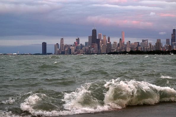Los fuertes vientos, que llegaron hasta los 60 kilómetros por hora, ocasionaron altas olas que golpearon la costa del lago Michigan en Chicago el pasado fin de semana.