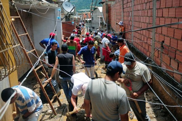 El ministro comisionado de la Copeco, Lisandro Rosales, dijo en rueda de prensa que aunque la tormenta se ha degradado a depresión tropical, "sigue siendo un peligro y se mantiene la alerta roja en el país hasta que las condiciones de emergencia disminuyan".