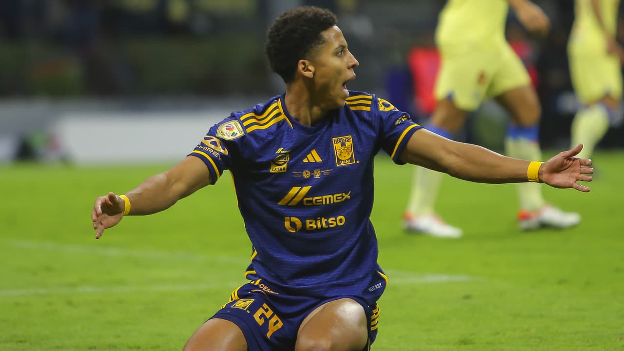 Vaya despiste, Ozziel Herrera olvida su pasaporte y lo dejan