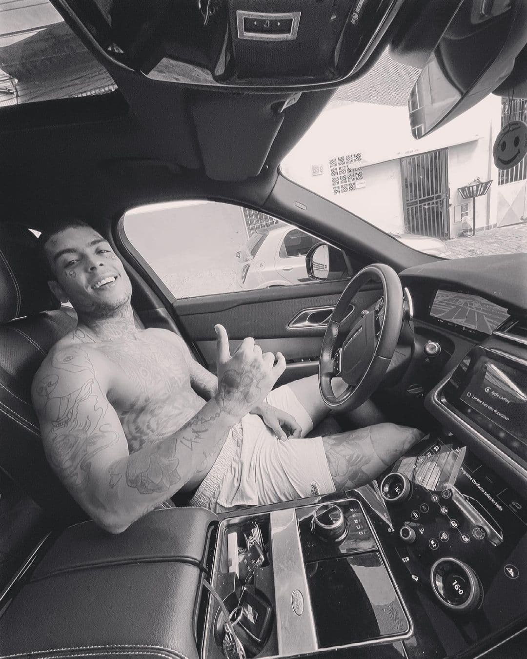 Kevin Nascimento Bueno, su nombre real, nació el 29 de abril de 1998 en Sao Paulo, Brasil.
<br>