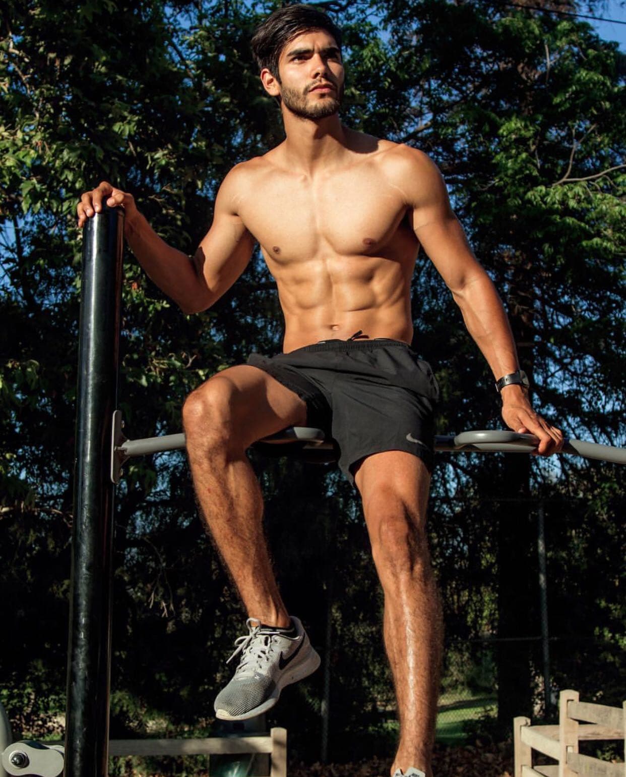 Su novia es Hanne, una bloggera de maquillaje.