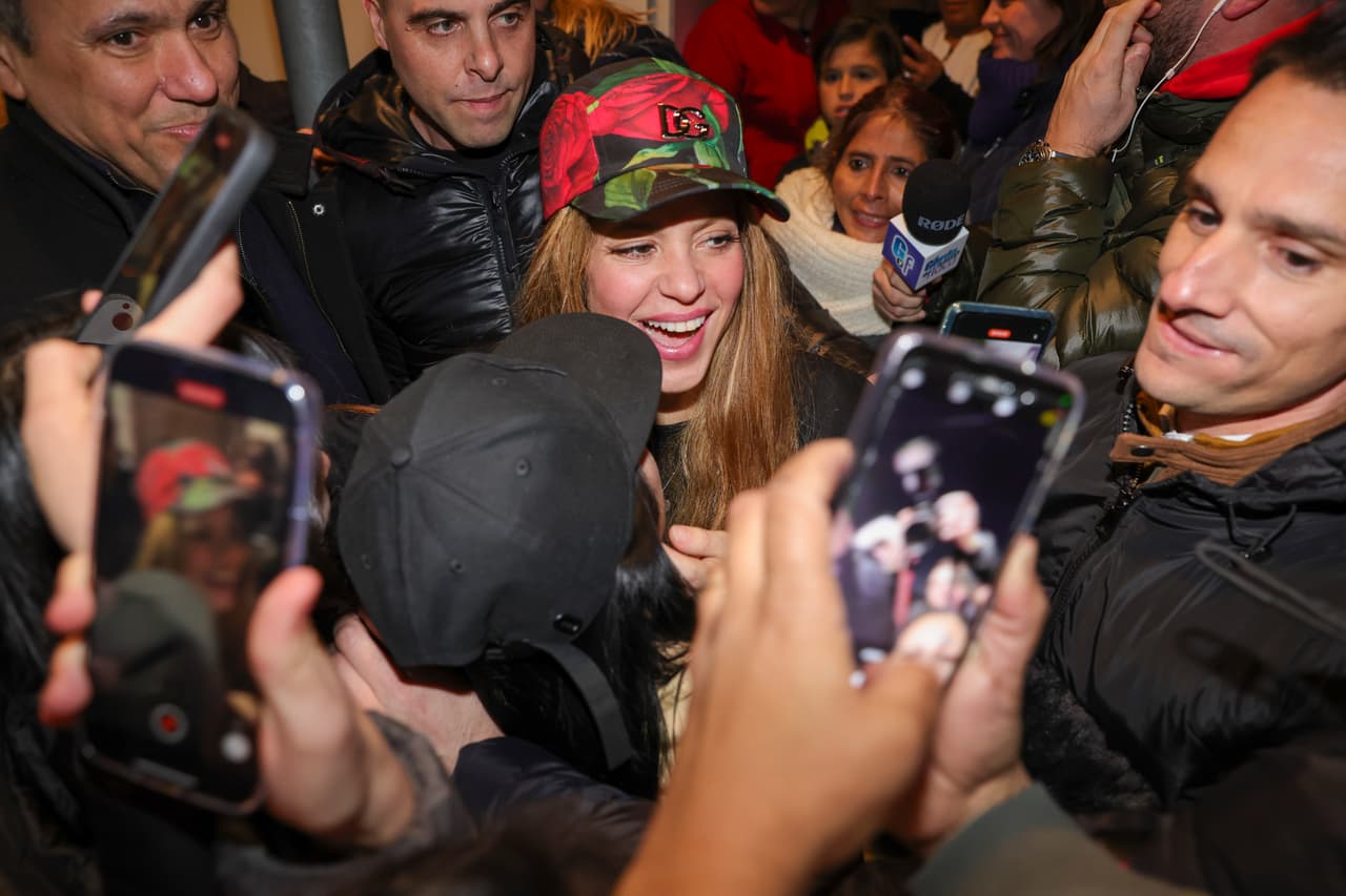 "Ha bailado y disfrutado con cada canción. Le tocamos canciones alegres, pero no de despecho. 
<b>De Piqué intenté que pidiera 'Rata de dos patas'</b>, pero no, no quiso. Ya lo superó. Está bien y tomándose sus tragos, como buena colombiana", dijo a los medios.
<br>