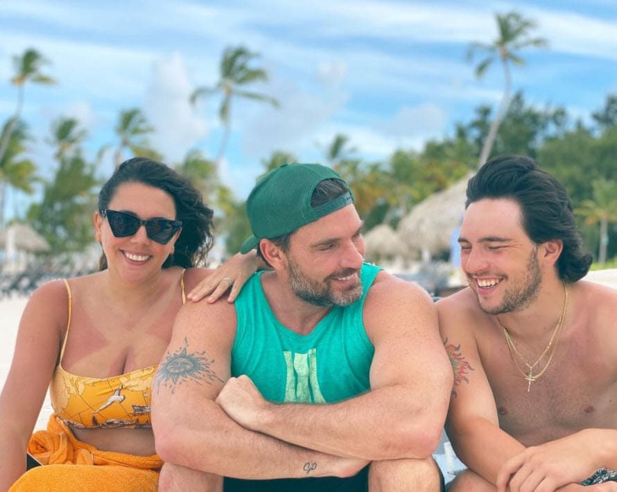 Hace unas semanas, la telenovela concluyó grabaciones y él se fue a República Dominicana con sus hijos y tras unos días en Miami, voló a Francia.
<br>