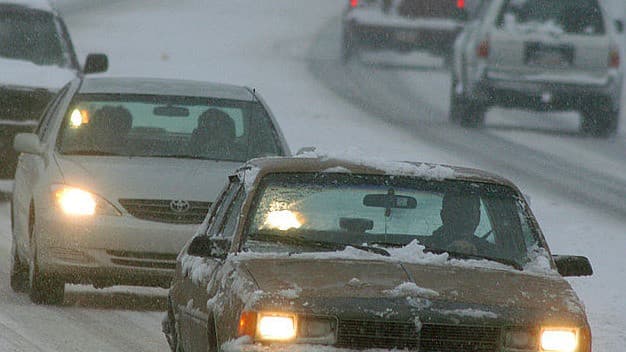 Ligera capa de hielo cubre los autos y calles del norte de Austin