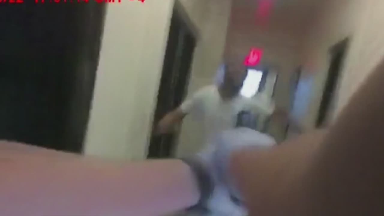 Policía de Nueva York hace público video cuando disparan a un hombre con cuchillo en mano