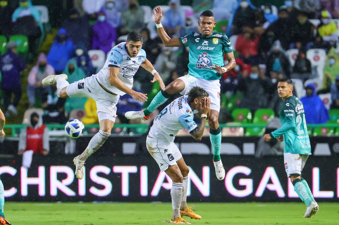 El primer tiempo prácticamente estuvo borrado para ambos equipos, que quizás por el estado del pasto no pudieron desarrollar su mejor futbol.