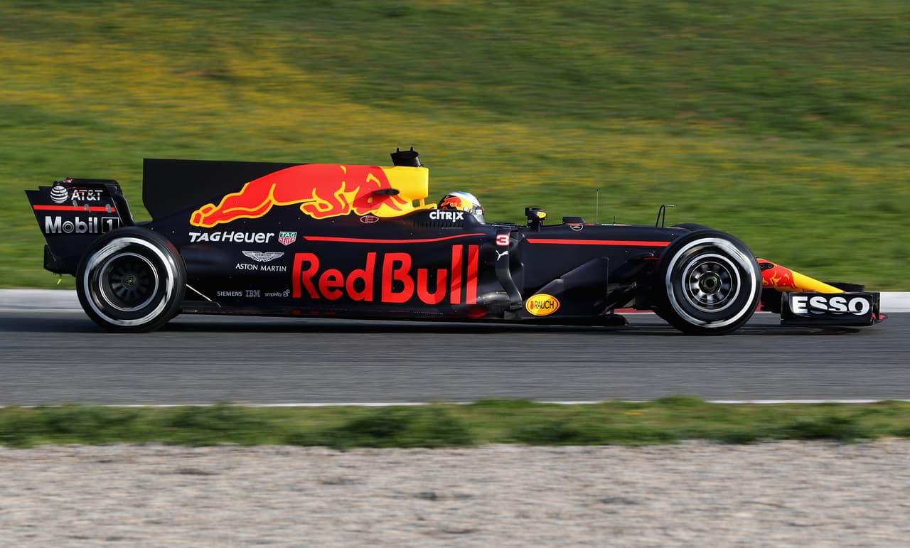 Red Bull también recurrió a la
<b>'aleta de tiburón'</b>, debajo de la cual se aloja el motor
<b><a href="http://www.univision.com/temas/renault">Renault</a></b>, un
<b>V6 de 90 grados híbrido</b>, turbocargado, de 1.6 litro. Oficialmente lleva la denominación de
<b>TAG-Heuer</b>. La marca francesa tiene una potencial curva de desarrollo mayor a sus rivales, dado que no gastó todos los tokens disponibles.