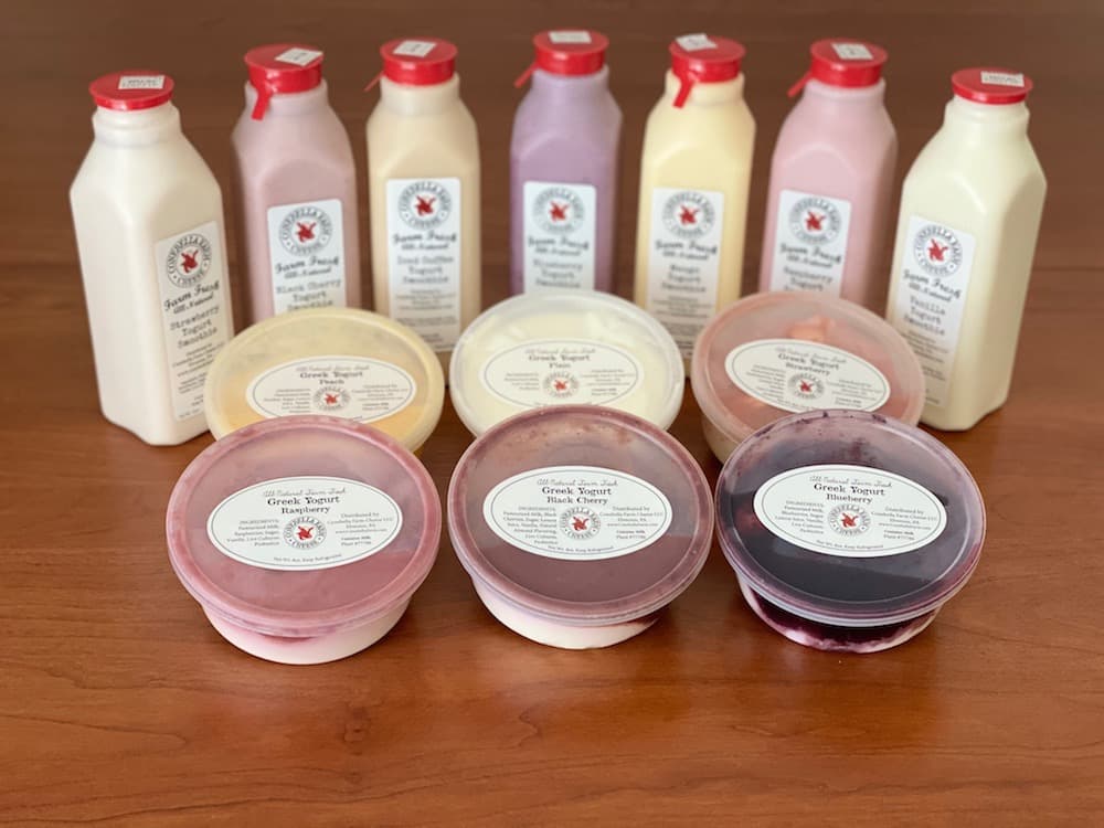 El queso de fabricación local no tiene que ser de alta gama para ser de alta calidad, y los quesos de Conebella Farm son prueba de ello. Los agricultores de quinta generación, la familia Gable, crían vacas Ayrshire de raza tradicional, que son conocidas por su alto contenido de grasa láctea. Esa rica leche se transforma en yogures y batidos, así como en queso: cheddars aromatizados con humo o Old Bay, Colby para picar, pastas para untar esponjosas y cuajada de cheddar fresca con condimentos. 📍
<a href="https://www.google.com/maps/place/337+Chestnut+Tree+Rd,+Elverson,+PA+19520/@40.1291925,-75.8438317,17z/data=!3m1!4b1!4m5!3m4!1s0x89c666e332f4839d:0xafde289d983f15e2!8m2!3d40.1291925!4d-75.8416377" target="_blank">337 Chestnut Tree Rd., Elverson</a>