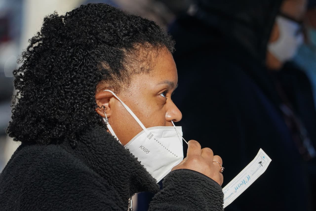 Si tienes seguro médico, también puedes obtener pruebas en farmacias y tiendas libre de costo. A partir del sábado, las aseguradoras privadas deberán cubrir el costo de hasta ocho pruebas rápidas caseras al mes por persona asegurada, según una nueva norma de la administración Biden.