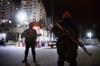 Cuatro individuos armados atacaron el jueves un hotel de lujo en Kabul.