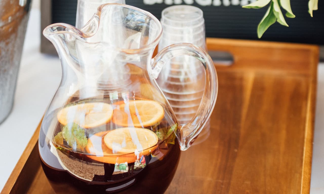 El
<a href="https://www.sangriafestivalchicago.com/"><u>festival de Sangría</u></a> celebra su cuarto año en Humboldt Park, y tendrá música en vivo y las comidas favoritas de los Chicaguenses. También podrás disfrutar de una presentación de bailarines de flamenco y samba. Este evento comienza el sábado 17 de agosto hasta el domingo 18.