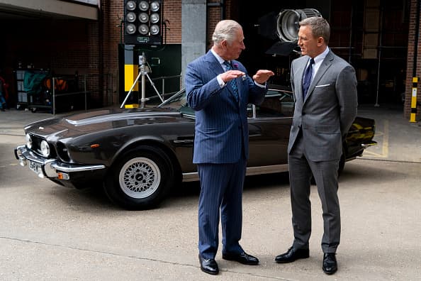 "Cuando visitó el set de filmación hace unas semanas, se discutió. Ahora 
<b>lo está considerando</b>", dijo la fuente.