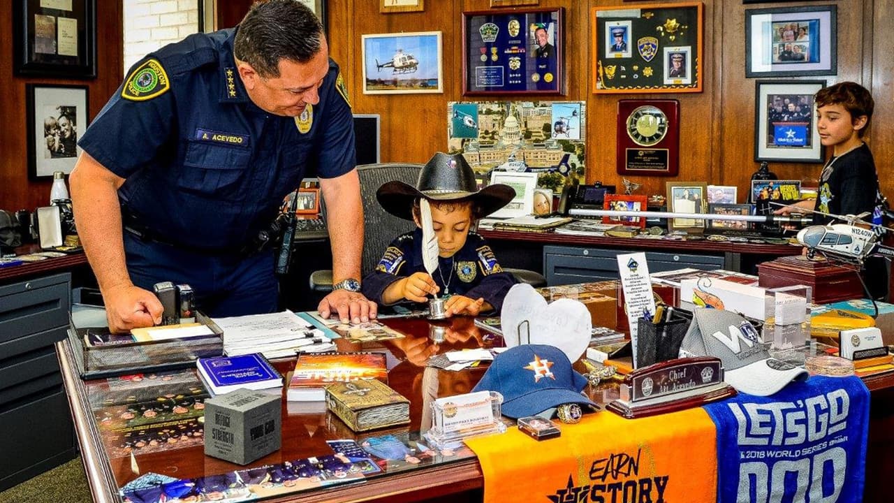 “Estamos desconsolados al saber que Abigail Arias oficial honoraria, de 7 años, falleció después de sostener una valiente batalla contra el cáncer”, indicó.