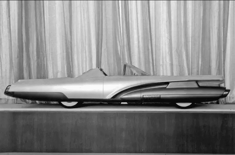 <h3 class="cms-h3-H3"><b>Ford X 1000 1957</b></h3>
<br>
<br>Este diseño de Alex Tremulis, el mismo diseñador del famoso Tucker Torpedo, está decididamente plantado en la escuela del futurismo. Sus alas retráctiles recuerdan las de los cohetes del inicio de la exploración espacial. Afortunadamente, ninguna clave visual del X 1000 sobrevivió en ningún auto de producción.
