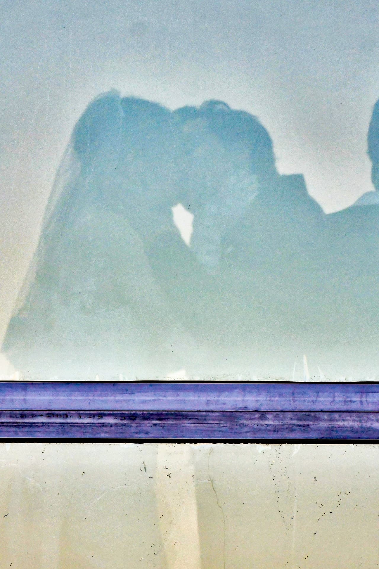 Los paparazzi estuvieron atentos al acontecimiento y lograron captar el momento en el que los novios sellaron su amor con un beso, el cual duró al menos seis segundos.