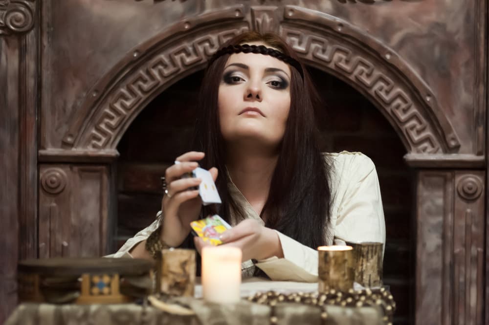 Ahora, tal vez sepas que si una carta de sale al revés en una tirada significa otra cosa. En este caso, la carta inversa de la Emperatriz sugiere que tal vez estás perdiendo tu poder personal, tu determinación. Quizá le estás poniendo demasiado énfasis en satisfacer las necesidades físicas, emocionales o materiales de otra persona, descuidando las tuyas.