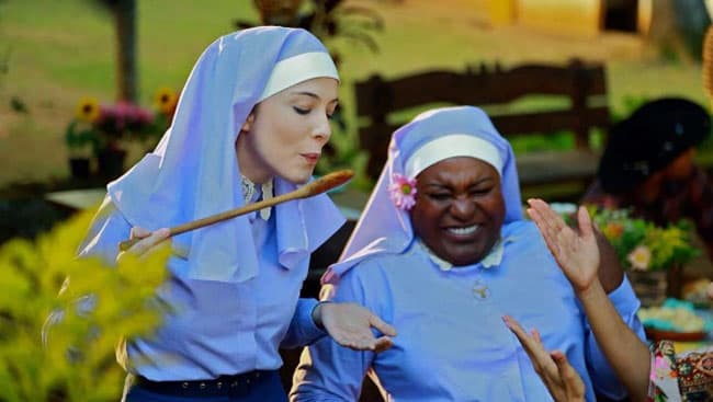 En la versión brasileña la cómplice de la protagonista fue 'Irmã Fabiana Teixeira', personaje al que da vida la actriz
<b> Karin Hils</b>.