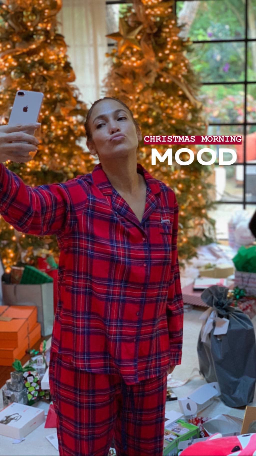 La Navidad es la época preferida de muchos y, al parecer, Jennifer López es una de ellas.