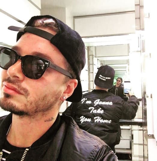 29. Es un chico muy coqueto, y otra de sus debilidades son las gafas de sol, ¿cómo lo prefieres?