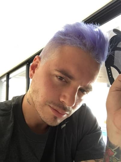 18. J Balvin es un chico muy ocurrente y no deja de darnos sorpresas, como cuando se pintó el cabello de otro color.