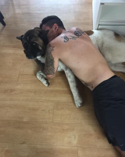 4. Uno de los grandes amores de su vida es su perro Enzo, fiel compañero de juegos a quien consiente demasiado.