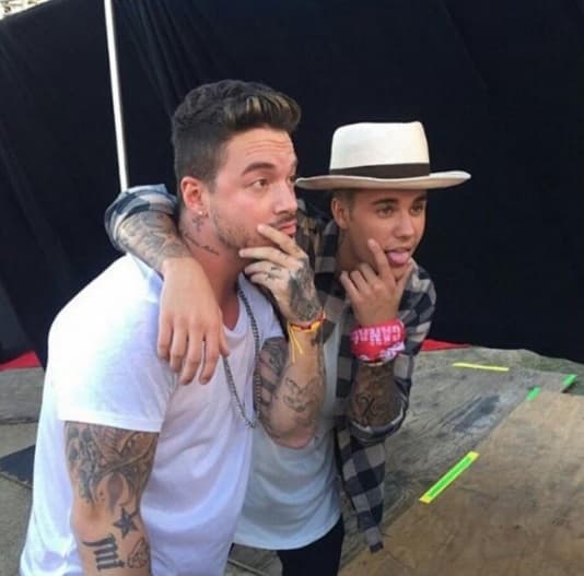 23. Por su carisma y talento, ha logrado traspasar fronteras y hacer duetos con cantantes anglo como Justin Bieber, con quien además comparte una amistad.