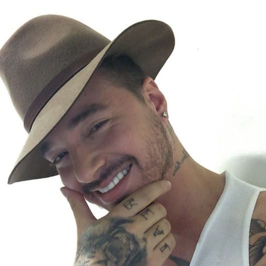11. Otra de sus debilidades son los sombreros, J Balvin luce los mejores, de todos tamaños y colores para completar su 'outfit'.