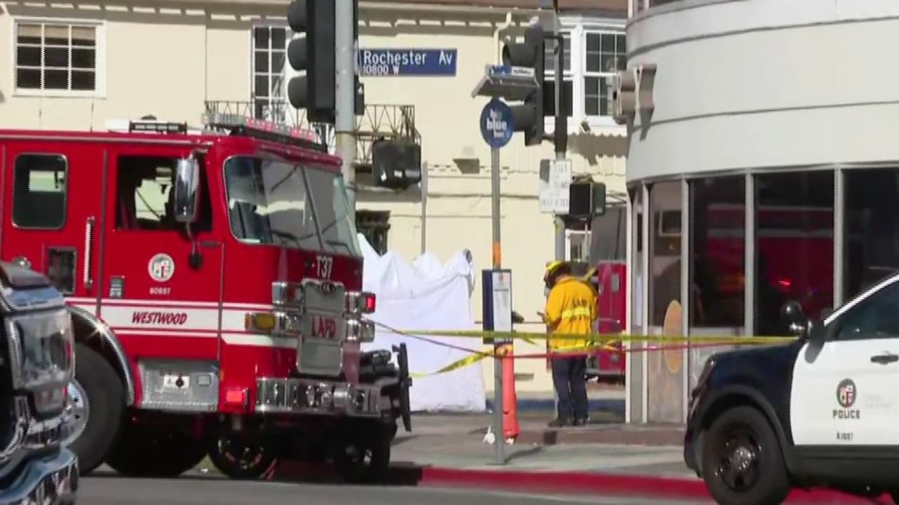 Fatal accidente en Los Ángeles: Auto choca contra supermercado; hay 3 muertos y varios heridos.