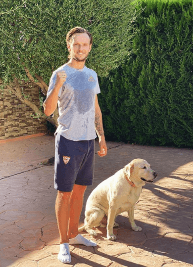 Ivan Rakitic disfruta correr junto con uno de sus perros.