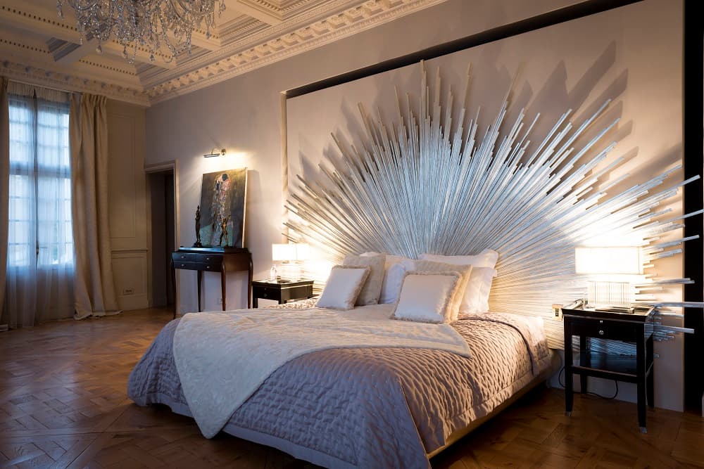 La justicia francesa confirmó una orden para demolerlo en un plazo de 18 meses. ¿El motivo? Diter ha ido ampliando la construcción de manera ilegal, hasta construir esta fastuosa mansión. La imagen muestra el dormitorio del empresario.