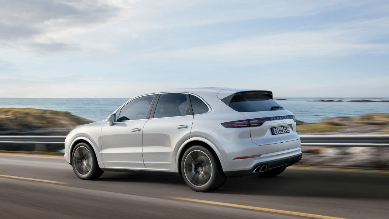 <b> Es 143 libras más ligera que la anterior generación</b> y en cuestión de medidas creció apenas 2.4 pulgadas de largo. Ahora tiene 100 litros más de espacio en el área de la cajuela. En general se aumentó el confort y deportividad de esta camioneta de súper lujo.