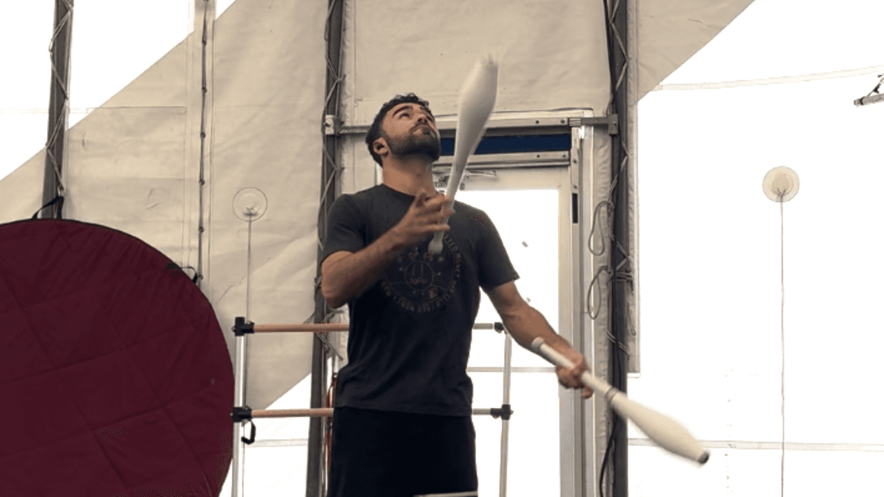 Acróbatas, bailarines, músicos y hasta una mujer que se cuelga de su cabello, hacen parte del espectáculo, donde hay saltos, dinámicas para balancearse, shows con fuego y mucho más.