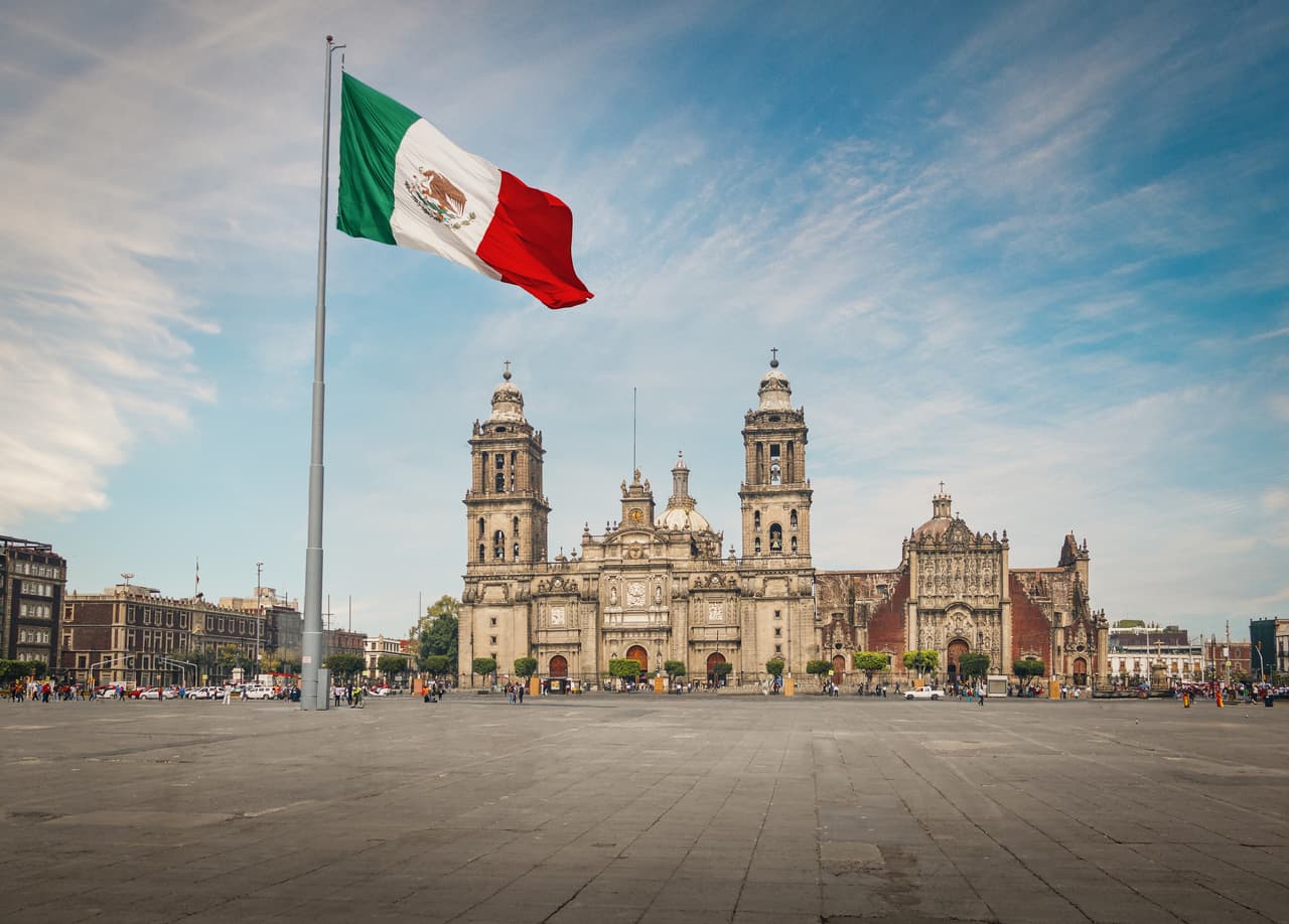 <b>México</b>
<br>
<br>Ingresos anuales antes de impuestos para estar en el 1% más rico: 187,917 dólares.
<br>
<br>Ingresos anuales antes de impuestos para estar en el 10% más rico: 51,709 dólares.
<br>
<br>Según el Índice de Libertad Económica, México tiene una economía moderadamente libre, pero necesita una seria reforma de la integridad gubernamental para evitar la corrupción. En marzo de 2021 México tenía una tasa de desempleo de 4.43%.
<br>