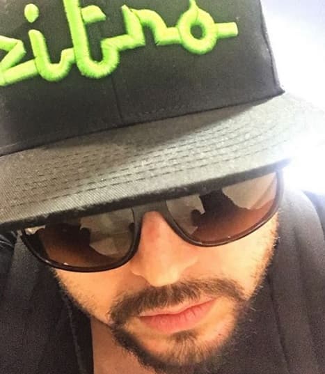 El cantante estuvo acompañado de sus abogados en todo momento.