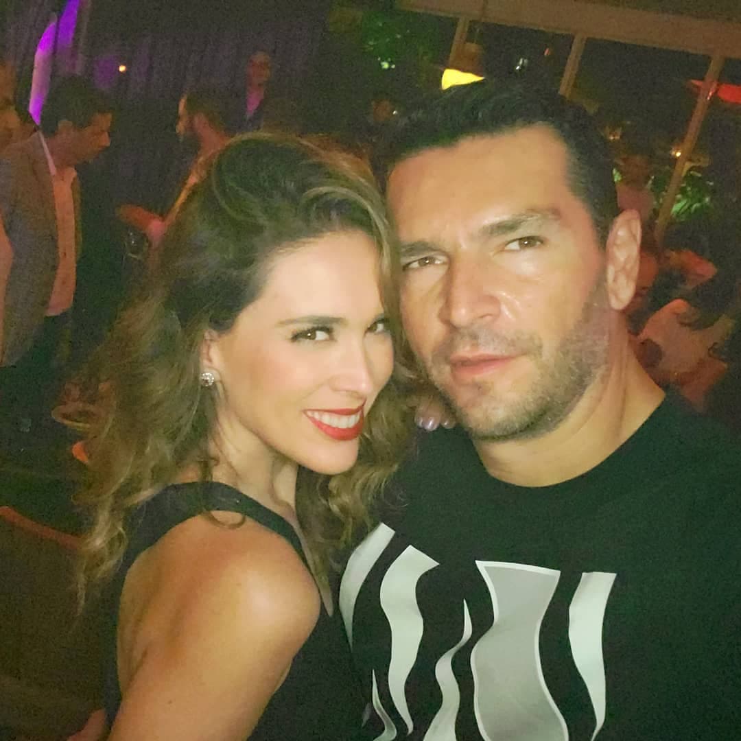 Entre los 'followers' que tiene Martín, según su esposa existen muchas mujeres que están al pendiente de cada movimiento del piloto de autos.