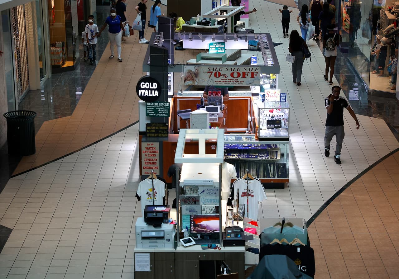 Entre las medidas se encuentran prohibidos los grupos de más de 10 personas. Además, se cancelan o posponen los eventos del centro comercial hasta nuevo aviso.
<br>