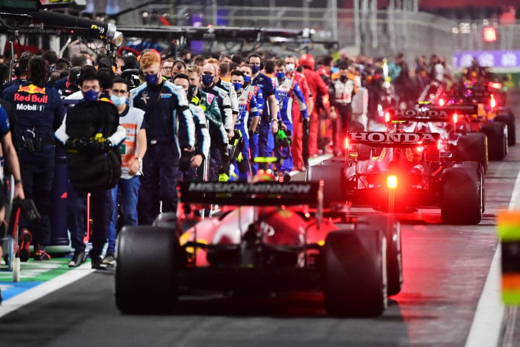 Una carrera demasiado accidentada donde Lewis Hamilton se lleva la victoria en la penúltima carrera del año. Max Verstappen de Red Bull se lleva la segunda posición y Valteri Bottas rebasó a Ocon en los últimos metros, quedando en tercera posición en el Gran Premio de Arabia Saudita; Sergio Pérez quedó fuera de la carrera tras un choque con Leclerc.