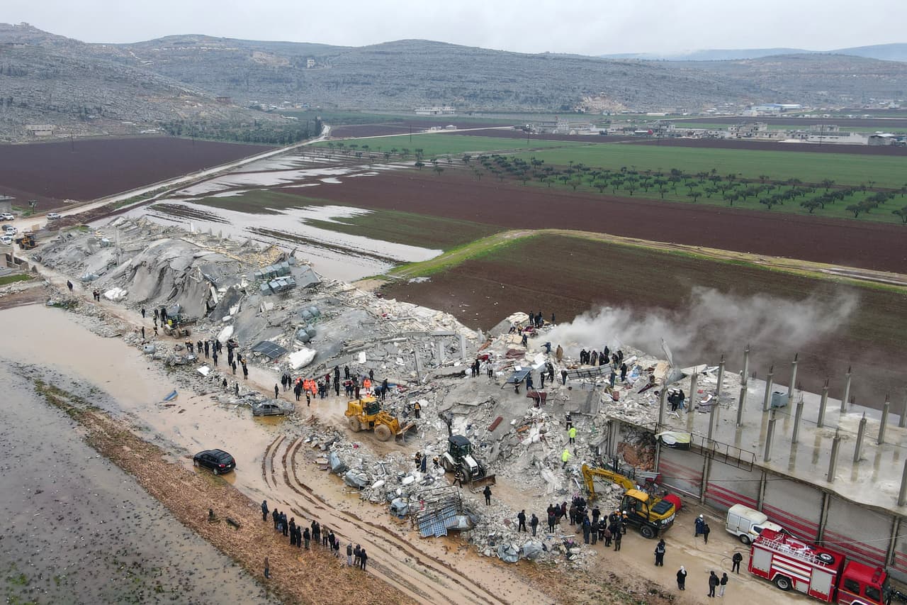 Así quedó esta zona de la ciudad de Sarmada, en la provincia siria de Idlib, tras el impacto del fuerte 
<a href="https://www.univision.com/noticias/mundo/turquia-registra-un-fuerte-terremoto" target="_blank">terremoto de magnitud 7.8 cuyo epicentro fue localizado al norte de Gaziantep, en Turquía, cerca de la frontera.</a>