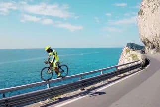 Este ciclista desafía la gravedad en una bicicleta de ruta