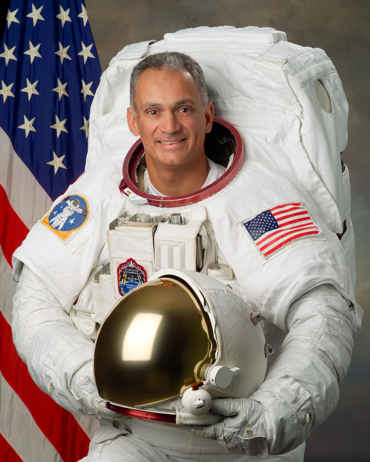 John D. “Danny” Olivas nació en 1966 en North Hollywood, California, y creció en El Paso, TX. Es nieto de inmigrantes mexicanos. La NASA lo seleccionó como astronauta en 1998. En 2007, partió en la misión STS-117 del Trasbordador y dirigió dos caminatas espaciales. Olivas dirigió la primera reparación de un Trasbordador hecha en órbita, durante una caminata.
<br>