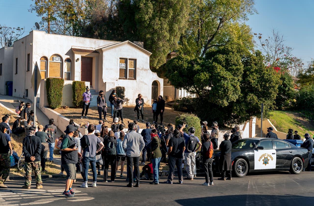 “¡Qué vergüenza!”: a jalones la policía echó a personas sin hogar en el barrio El Sereno de Los Ángeles