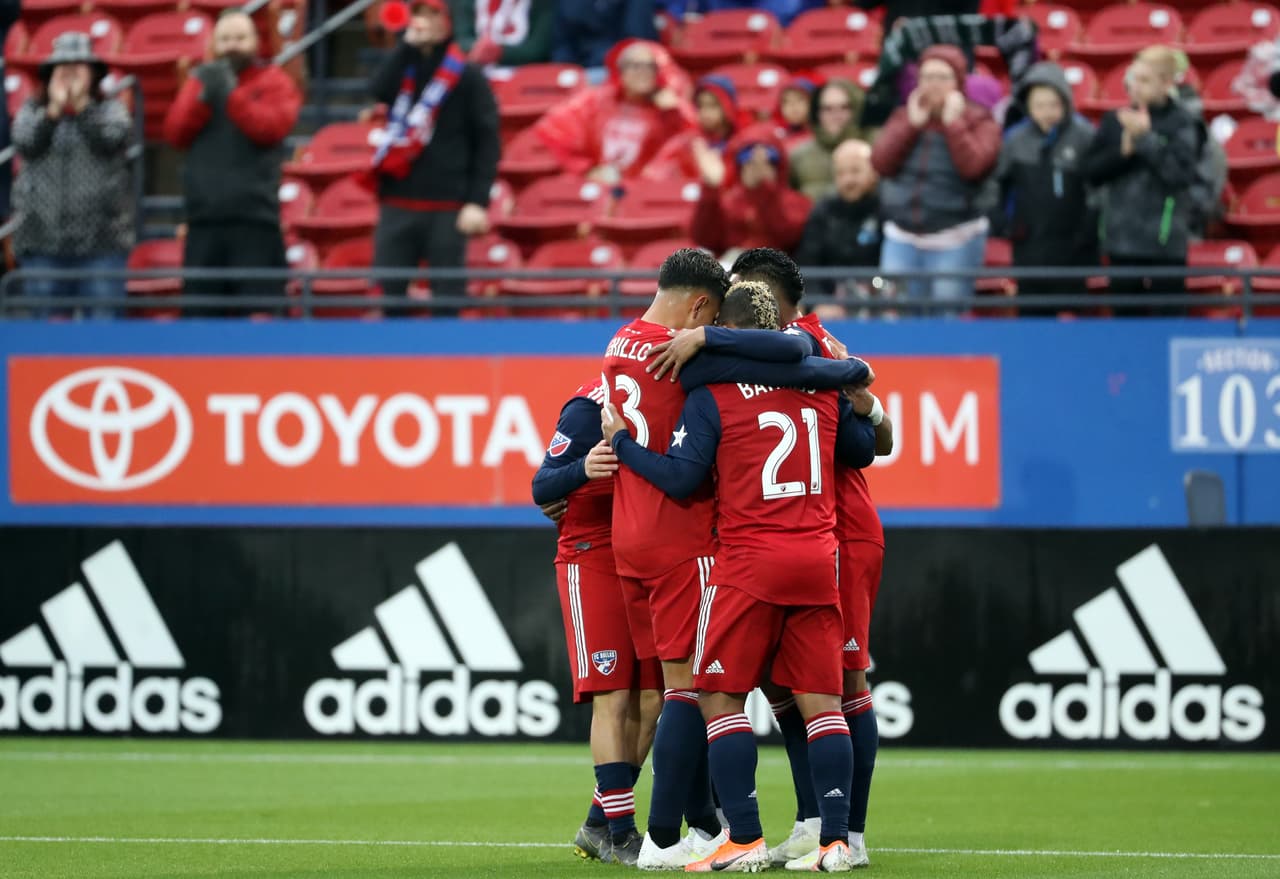 <b>Toyota Stadium en Frisco -</b> La casa del FC Dallas anunció que ya no requerirá el uso de cubrebocas a sus aficionados. Los protocolos del distanciamiento social se mantienen y seguirán proporcionando gel antibacterial para manos en estaciones que ha colocado el equipo, además el personal del estadio seguirá realizando rondas de desinfección.
<br>