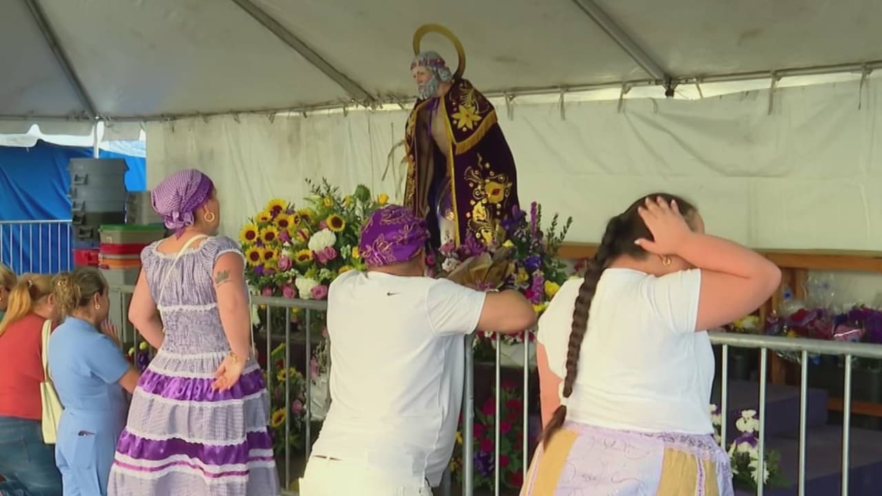 Cientos de creyentes de San Lázaro llegan al Rincón de Hialeah para celebrarlo y honrarlo